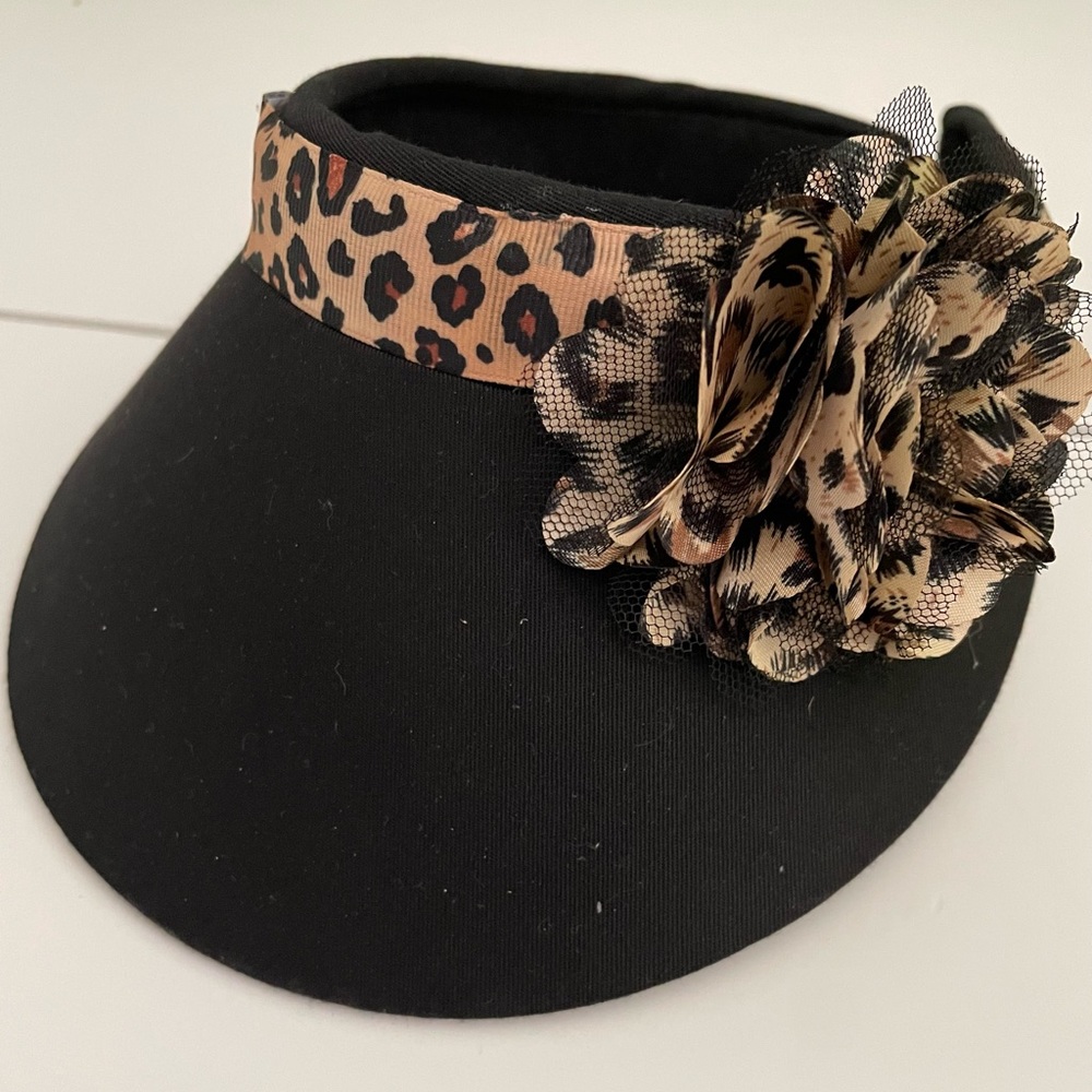 Black  or beige sun visor with leopard ribbon and flower